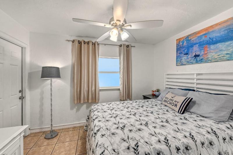 The Siesta Shortcut | Spacious Pool Home Minutes to Siesta Key Beach - image 45