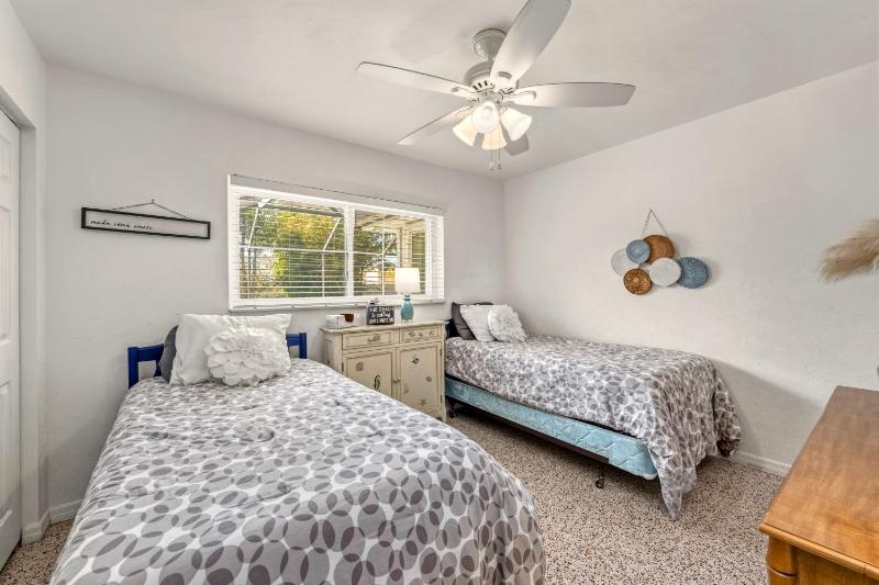 The Siesta Shortcut | Spacious Pool Home Minutes to Siesta Key Beach - image 9