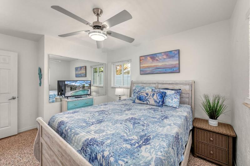 The Siesta Shortcut | Spacious Pool Home Minutes to Siesta Key Beach - image 17