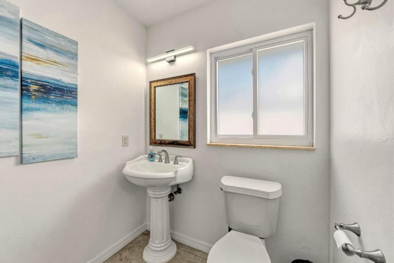 The Siesta Shortcut | Spacious Pool Home Minutes to Siesta Key Beach - image 44