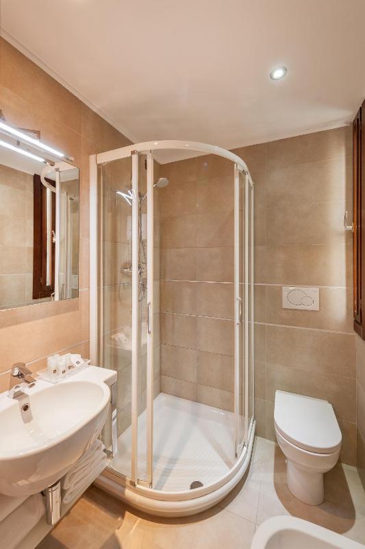 Classic Double or Twin Room image 2