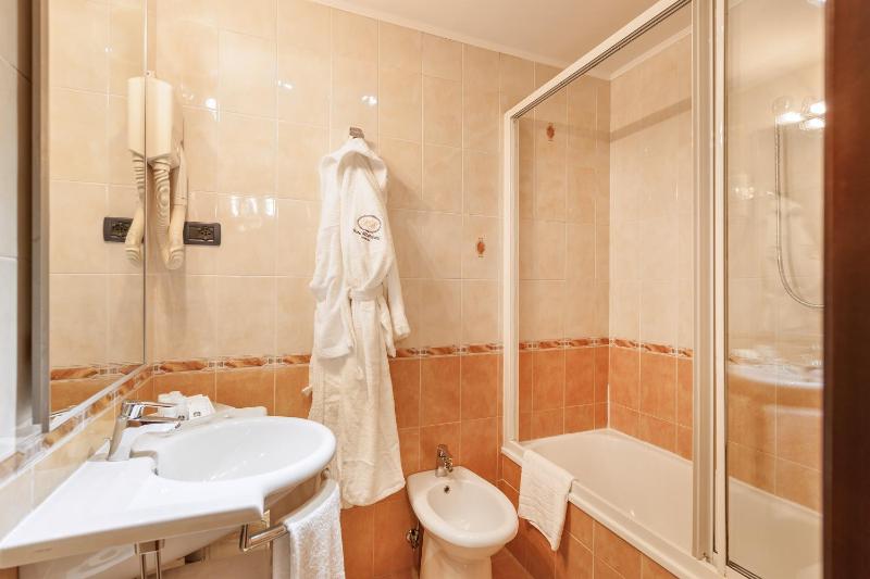Classic Double or Twin Room image 3