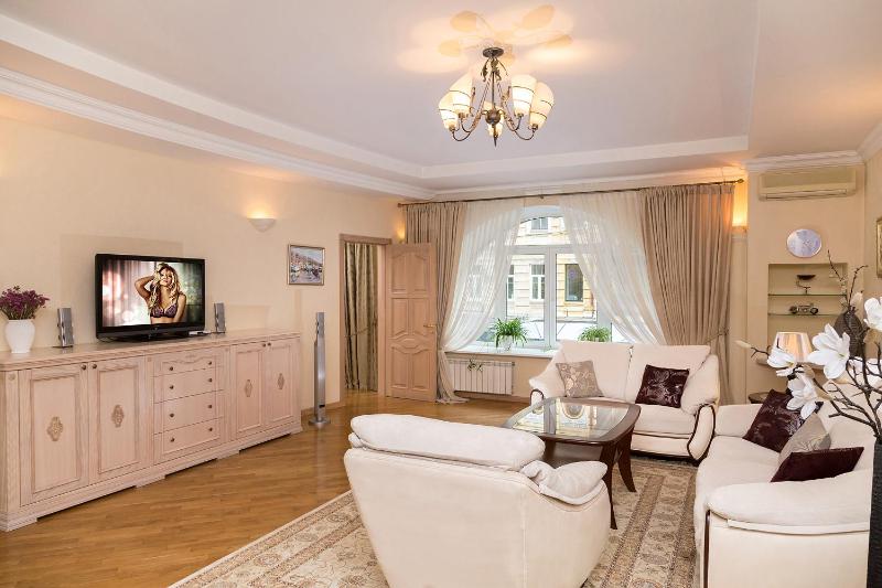 2 bedroom spacious apartment on Passage Kreschatik 15 image 1