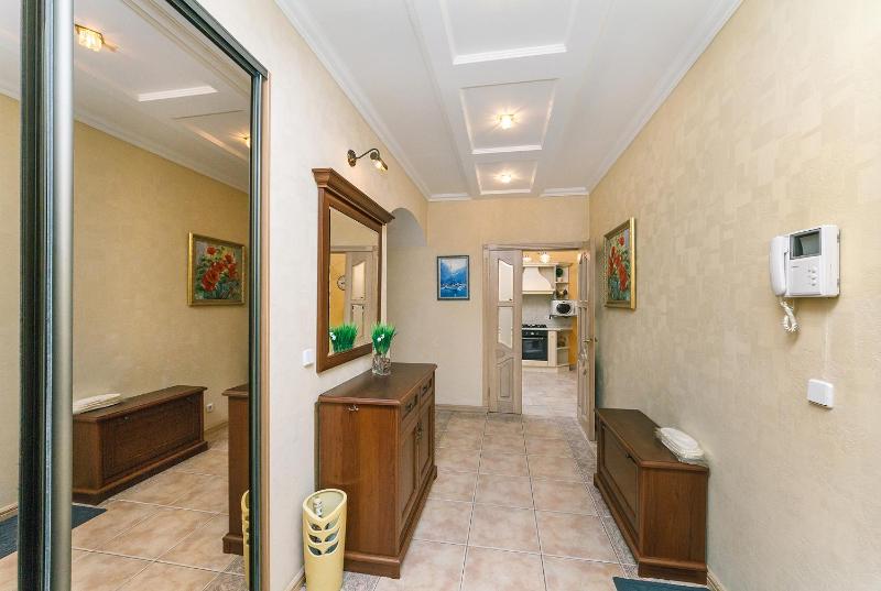 2 bedroom spacious apartment on Passage Kreschatik 15 image 4