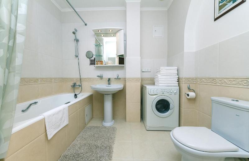 2 bedroom spacious apartment on Passage Kreschatik 15 image 3