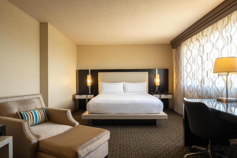 DoubleTree By Hilton Houston Hobby Airport - image 13