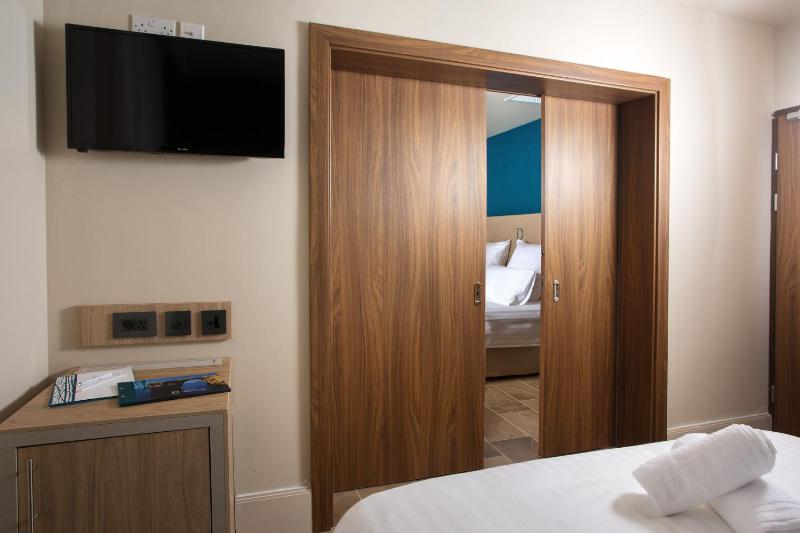 Superior Quadruple Room image 4