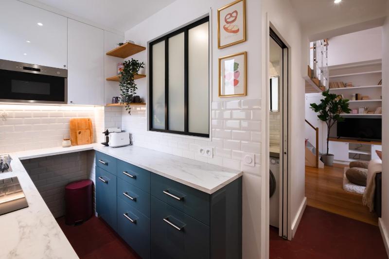 Top Floor Parisian Gem Views & Balcony - image 3