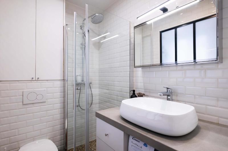 Top Floor Parisian Gem Views & Balcony - image 4