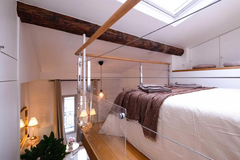 Top Floor Parisian Gem Views & Balcony - image 5