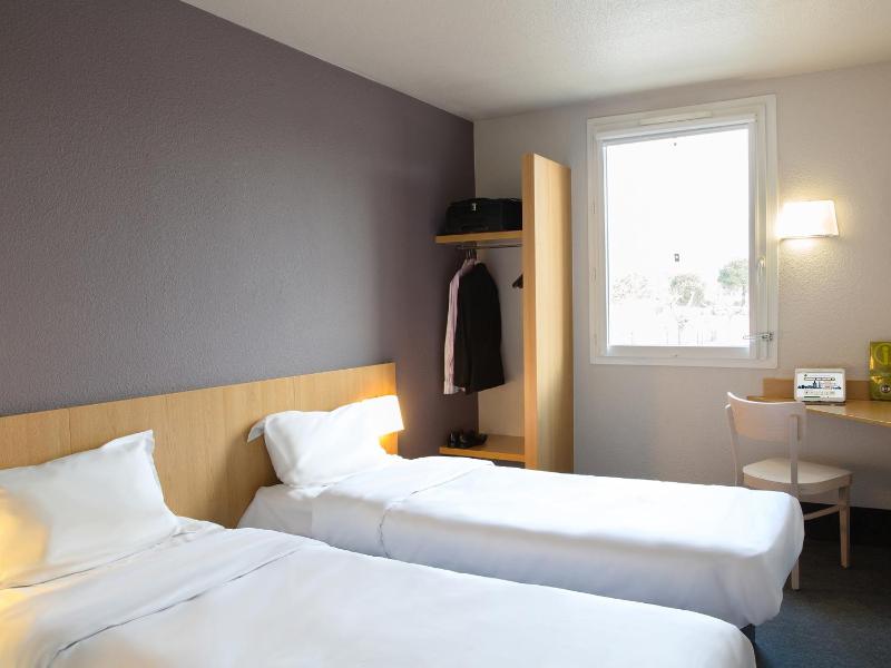 Twin Room image 4