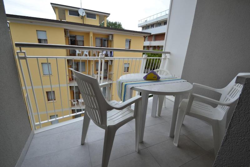 Coastal flat with balcony - image 11
