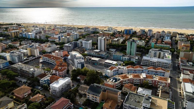 Coastal flat with balcony - image 6