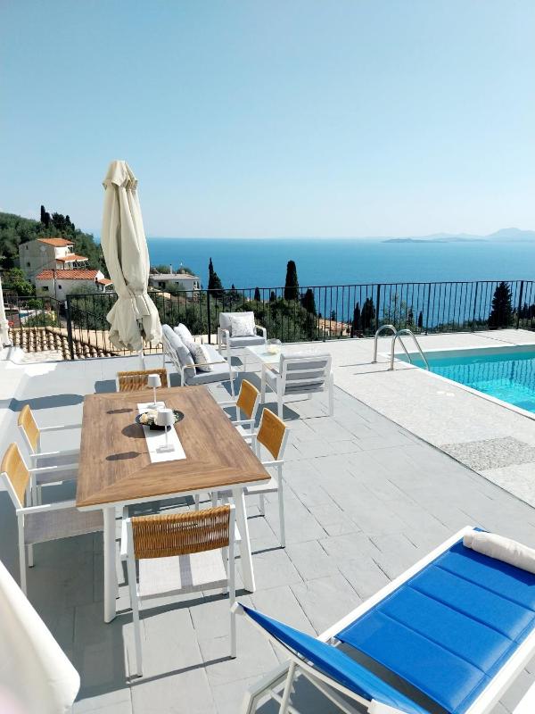 Apartment Zeus with private pool and sea view - image 1