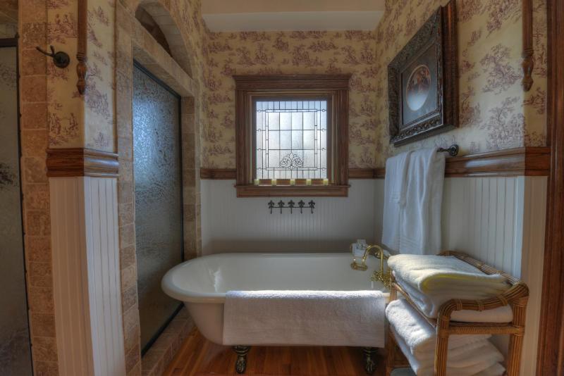 Deluxe King Suite with Balcony image 2