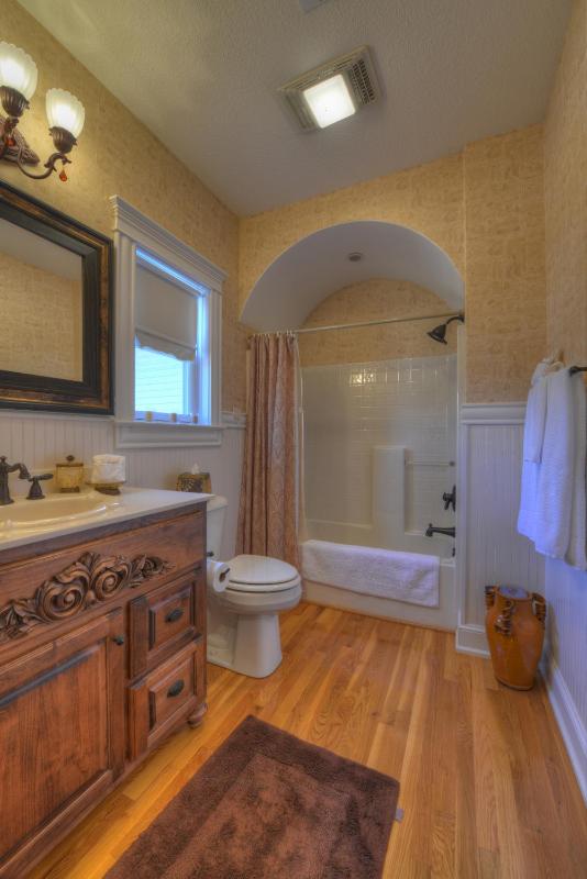 Deluxe Queen Room with Pool View image 4
