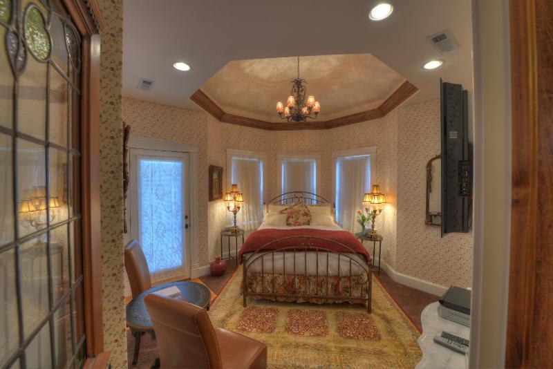 Deluxe Queen Room with Pool View image 2