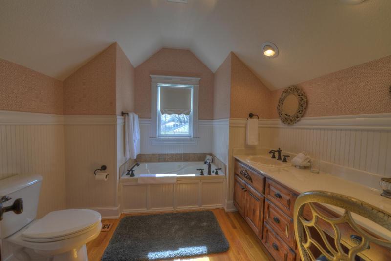 Deluxe Queen Room with Spa Bath image 2