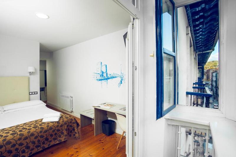 Superior Double Room with Balcony image 2