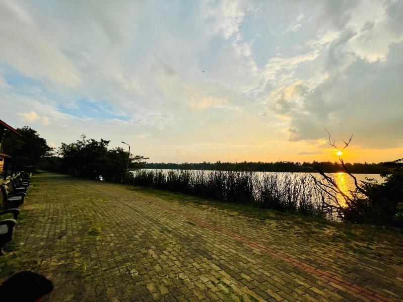 Water's Edge Private Tourist Villa - image 3