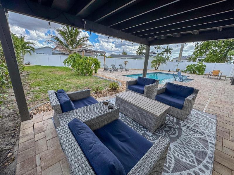 Soak up the Sun - Saltwater pool spacious fenced-in backyard home - image 19