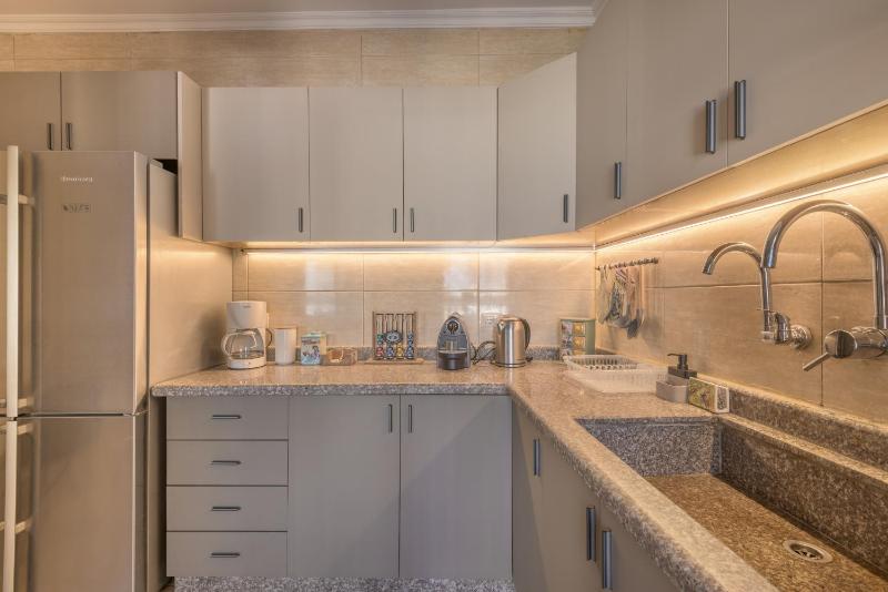 Beyroot a prime downtown beirut 3 bedroom apartment 24 7 power - image 3