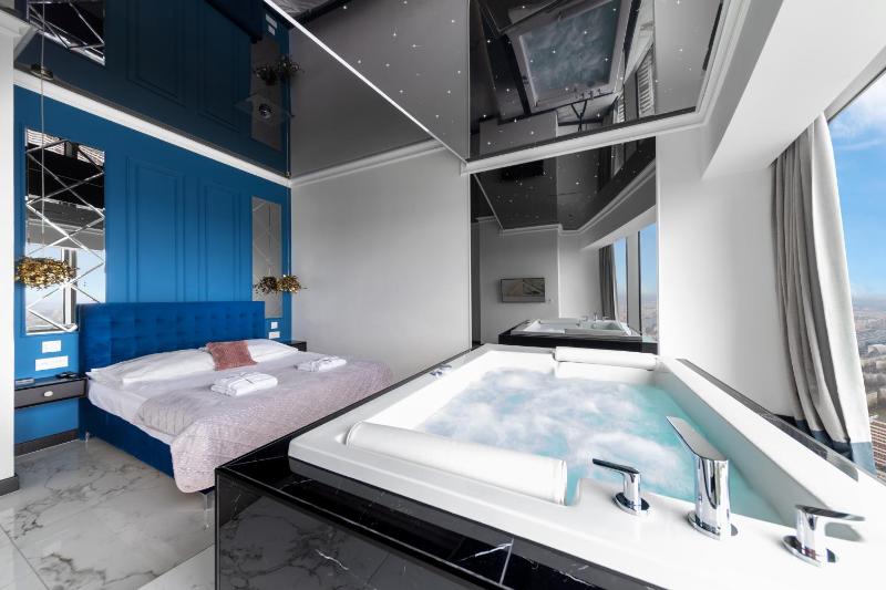 Apartamenty z Jacuzzi w Sky Tower - image 14