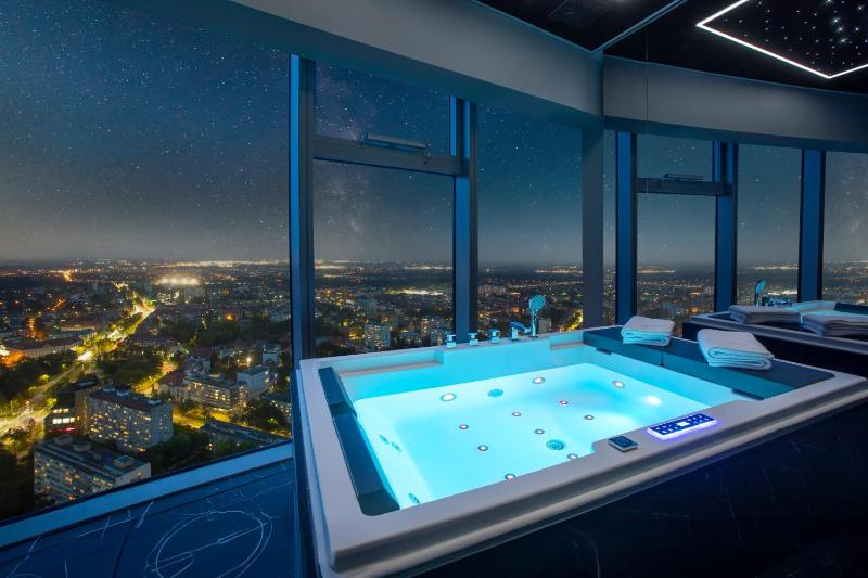 Apartamenty z Jacuzzi w Sky Tower - image 4
