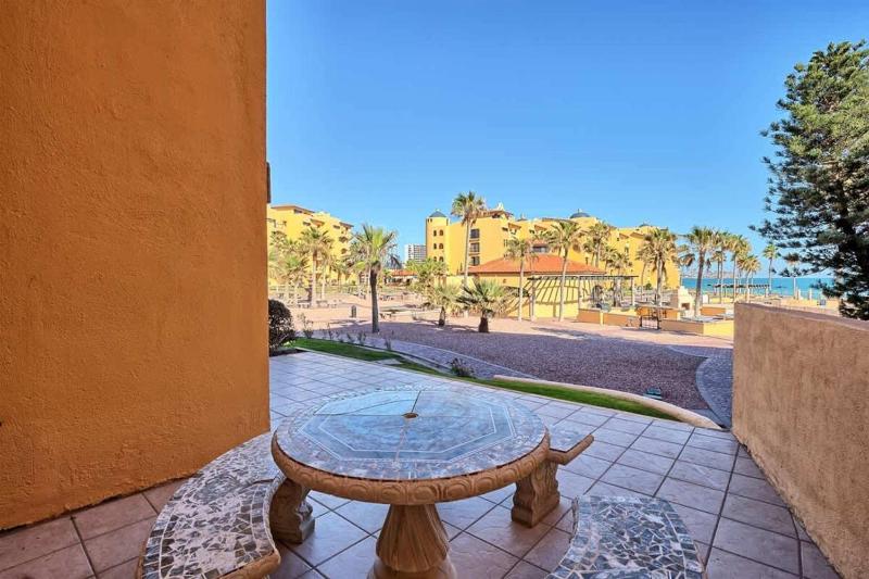 Ground Level Condo near Pool Princesa B-101 - image 8