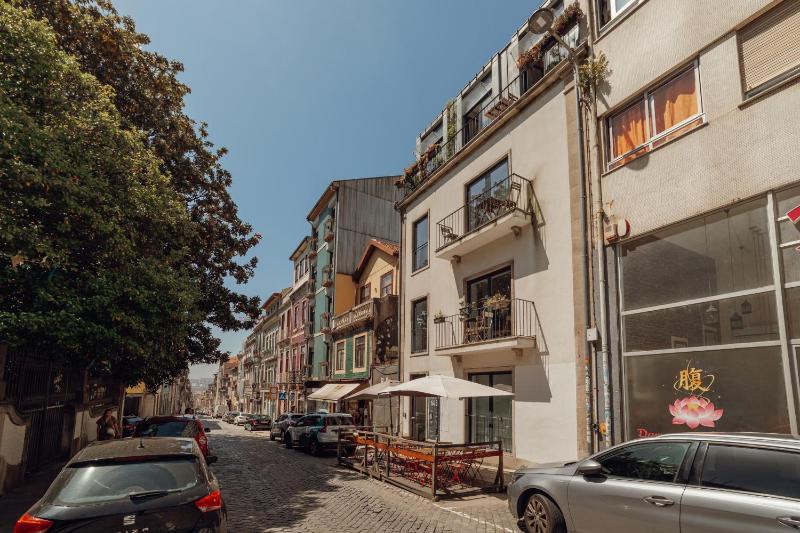 Downtown Bright Apartment With Balcony by Vacationy - image 14