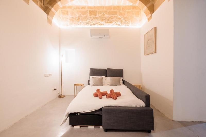Central 1BR apartment near St John's CoCathedral - image 7