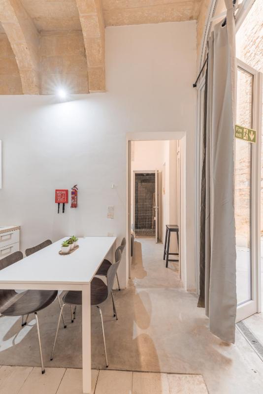 Central 1BR apartment near St John's CoCathedral - image 9
