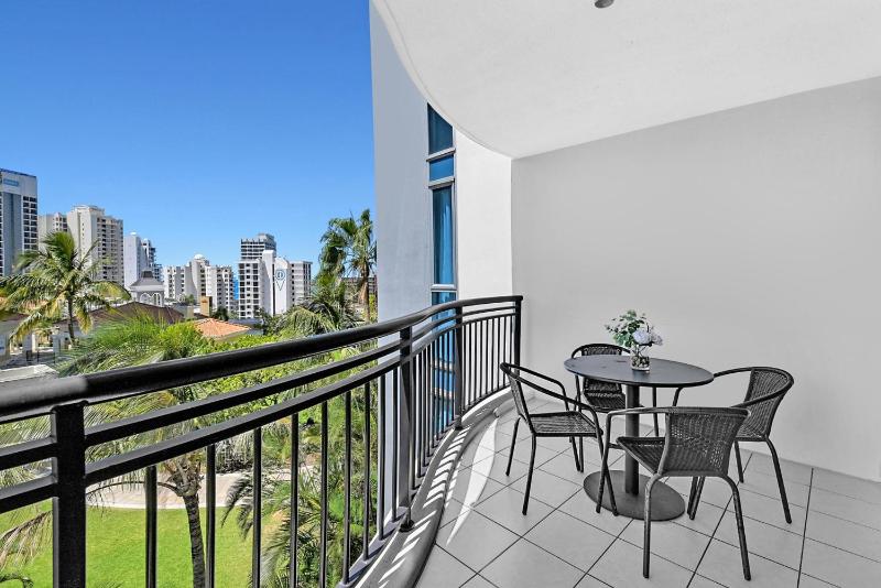 Apt 3082 - Chevron Towers - Surfers Paradise - image 13