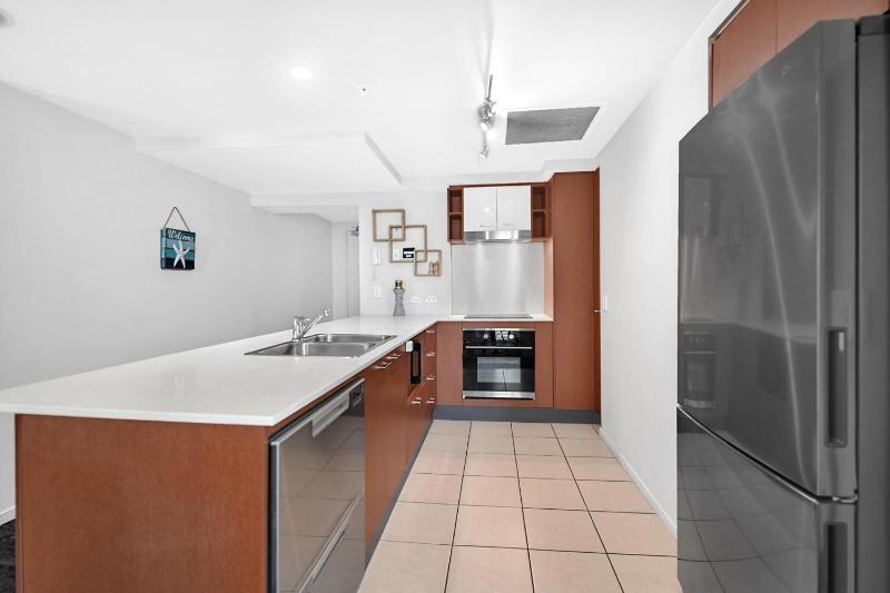 Apt 3082 - Chevron Towers - Surfers Paradise - image 15