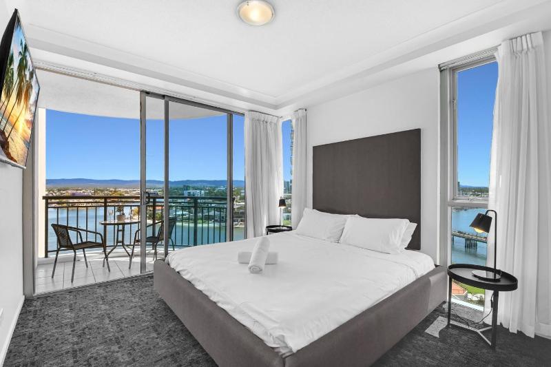 Apt 3082 - Chevron Towers - Surfers Paradise - image 4