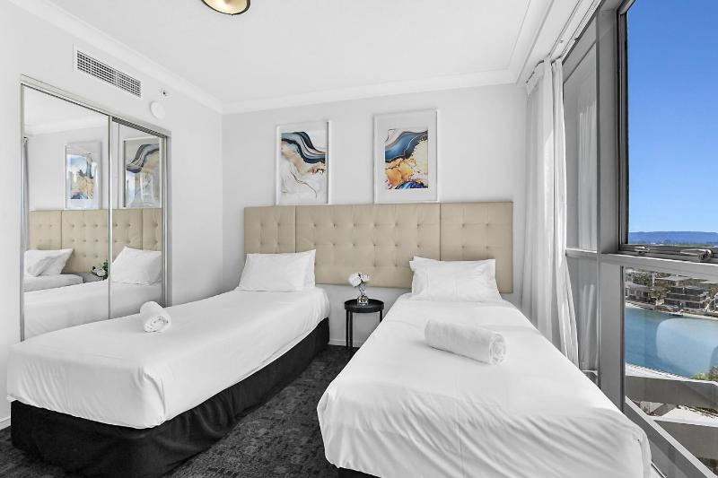 Apt 3082 - Chevron Towers - Surfers Paradise - image 3