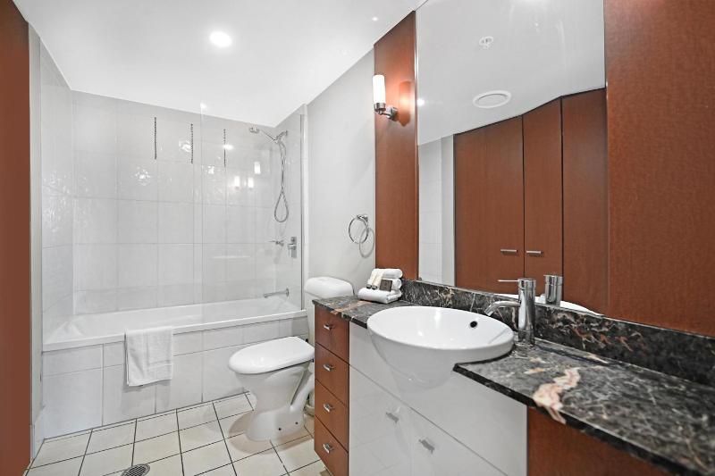 Apt 3082 - Chevron Towers - Surfers Paradise - image 9