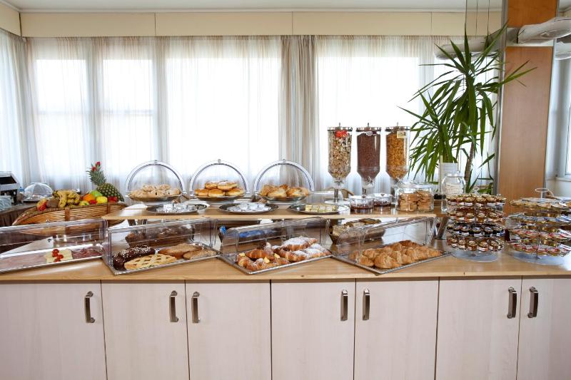 Double or Twin Room with Sea View image 3