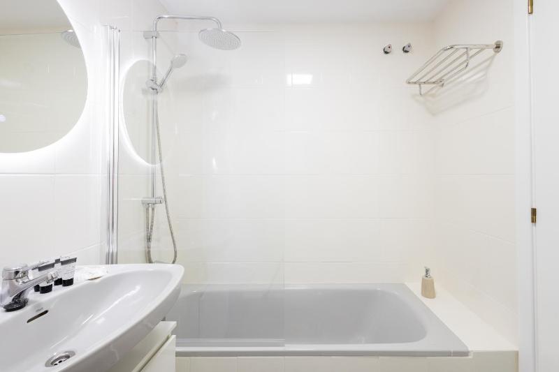 C35 Modern apt in Downtown - image 2