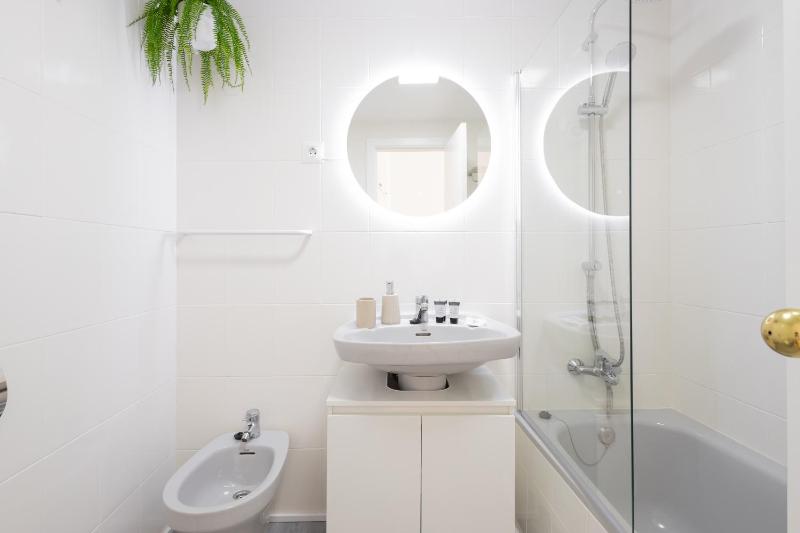 C35 Modern apt in Downtown - image 6