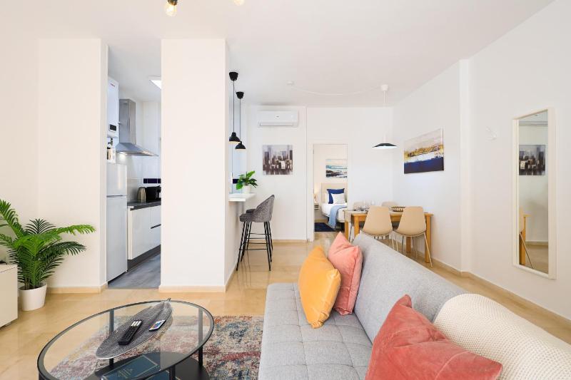 C35 Modern apt in Downtown - image 1