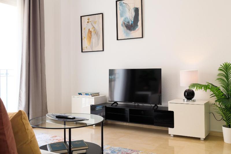 C35 Modern apt in Downtown - image 10