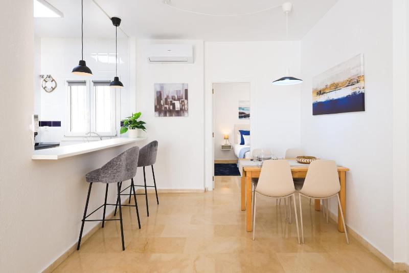 C35 Modern apt in Downtown - image 8