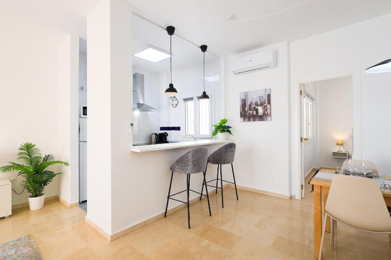 C35 Modern apt in Downtown - image 16