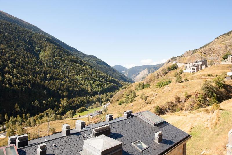 Two-Bedroom Apartment with Balcony and Mountain Views. 5 min driving to Ski Area image 1