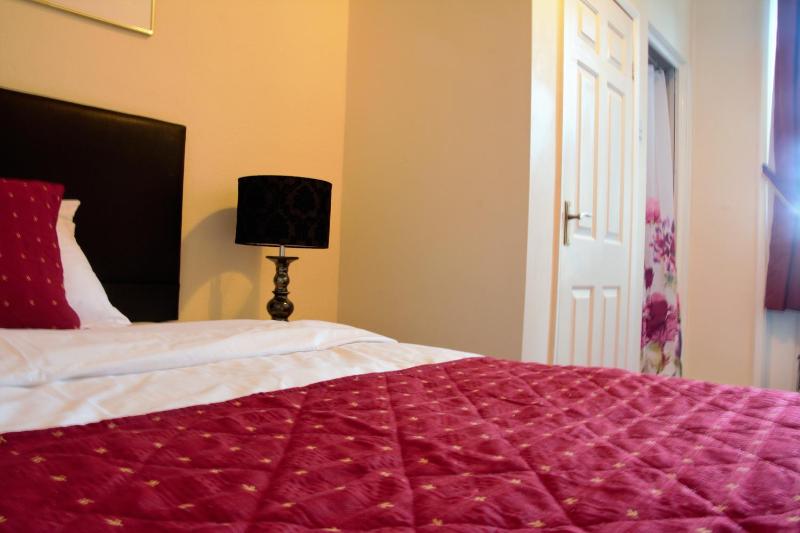 Single Room with Private Bathroom image 2