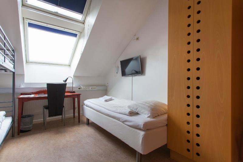 Basic Triple Room with Shared Bathroom image 3