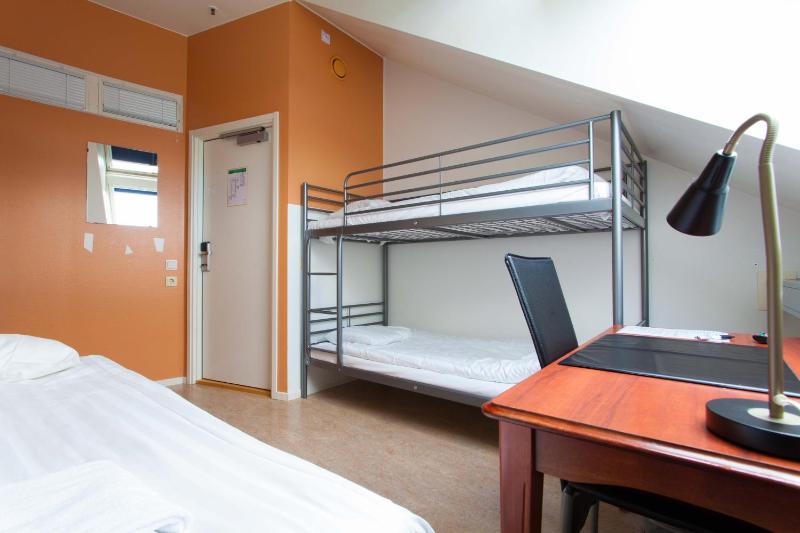 Basic Triple Room with Shared Bathroom image 4