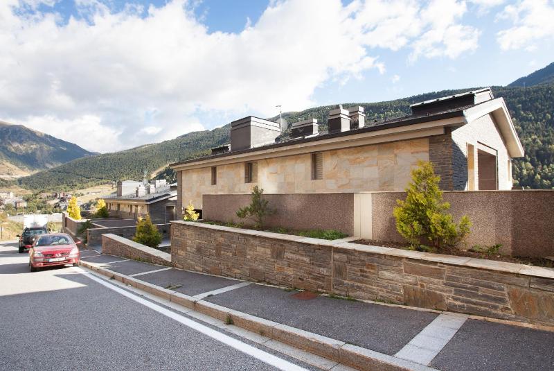 One-Bedroom Apartment with Balcony and Mountain Views. 5 min driving to Ski Area image 1