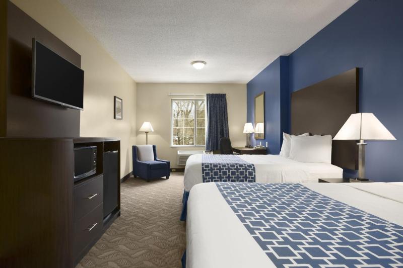 Queen Room with Two Queen Beds - Non-Smoking image 2